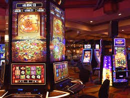 Live dealer rolling dice in Super Sic Bo at cipung slot